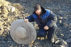 Phát hiện nhiều phiến đá khủng giống hệt UFO, chuyên gia "đau đầu" giải mã