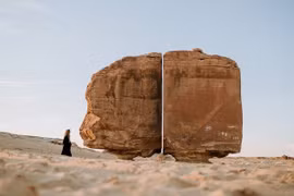 Vết cắt hoàn hảo trên khối đá sa thạch bí ẩn nhất Arab Saudi