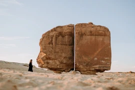 Vết cắt hoàn hảo trên khối đá sa thạch bí ẩn nhất Arab Saudi