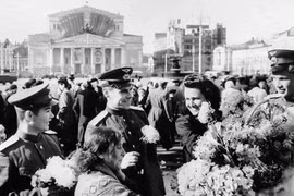 Khó quên loạt ảnh người dân Liên Xô ăn mừng ngày Chiến thắng 1945