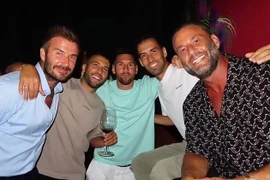 Vợ chồng Messi ăn mừng cùng David Beckham...