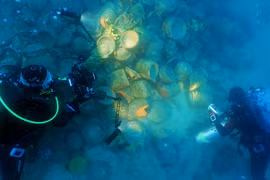 Phát hiện xác tàu đắm 1.500 tuổi chở đầy gốm sứ