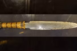 Vũ khí làm từ vật liệu ngoài hành tinh, ngàn năm vẫn bén