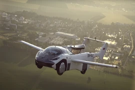 Cận cảnh ô tô “biến hình” thành máy bay trong 3 phút