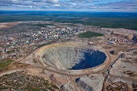 Kinh ngạc mỏ kim cương khủng của Nga: Hút cả trực thăng xuống đáy! 