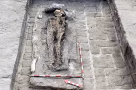 Hài cốt đeo nhẫn vàng khắc tên pharaoh Ai Cập, lai lịch gây sốc