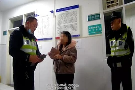 Tài xế taxi chở hai mẹ con, vừa nhìn chân đứa trẻ liền báo cảnh sát