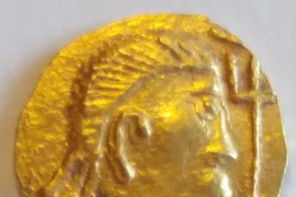 Phát hiện đồng xu vàng gần 1.500 tuổi siêu hiếm ở Anh