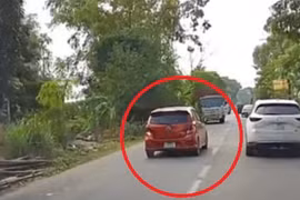 Video: Bị lái xe cẩu ép xe, tài xế ô tô thoát đại nạn 