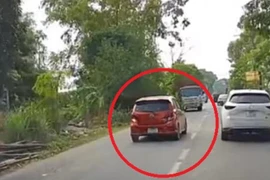 Video: Bị lái xe cẩu ép xe, tài xế ô tô thoát đại nạn 
