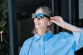 Kính “cú vọ” phóng to màn hình điện thoại lên 140 inch