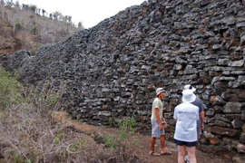 Bí mật bức tường xây bằng máu, nước mắt của tù nhân