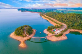 Hồ Kẻ Gỗ là khu du lịch nổi tiếng của tỉnh nào?