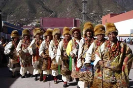 Độc đáo bộ tộc đeo vàng trên người để thể hiện địa vị