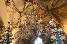 Hoảng hồn cảnh tượng bên trong những nhà thờ trang trí bằng xương người