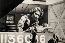 Loạt ảnh đáng nhớ Nữ hoàng Anh Elizabeth II phục vụ trong Thế chiến 2