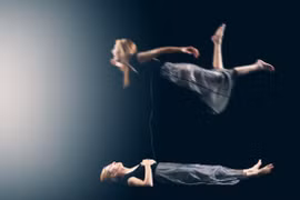 Giáo sư Vật lý tiết lộ gây sốc khả năng tồn tại "thế giới bên kia" 