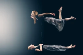 Giáo sư Vật lý tiết lộ gây sốc khả năng tồn tại "thế giới bên kia" 