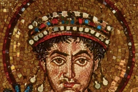 Kỳ quái ông hoàng thích cắn người, cận thần cũng không tránh khỏi