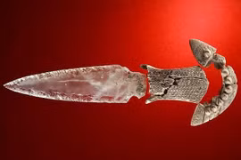 Bí ẩn dao găm pha lê 5.000 tuổi trong mộ cổ ở Tây Ban Nha