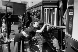 Những bức ảnh ôm hôn thời chiến mang nhiều cảm xúc