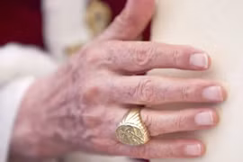 Lý do nhẫn quyền lực bị phá hủy sau khi Giáo hoàng Francis mất