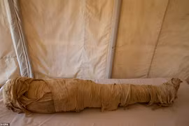 Khai quật 52 quan tài lạ trong đền dành cho Nữ hoàng Ai Cập