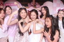 Jenny Huỳnh và hội bạn Gen Z nổi tiếng, học giỏi, có tài chính tốt