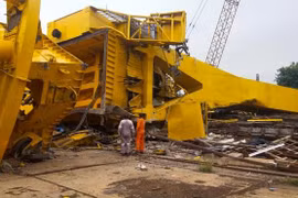 Sập cần cẩu nhà máy đóng tàu Hindustan, Hải quân Ấn Độ chịu thiệt hại