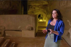 Điều khó tin khi bật nắp quan tài nặng 90 tấn ở Ai Cập