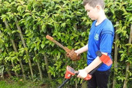 Cậu bé 10 tuổi dùng máy dò kim loại tìm thấy bảo kiếm 300 tuổi