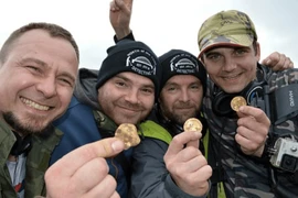 Dùng máy dò kim loại, vớ bẫm kho báu tiền cổ “khủng"