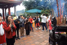 Tết Nguyên Đán, Hà Nội và miền Bắc mưa rét: Người dân vẫn tấp nập đi chùa cầu may