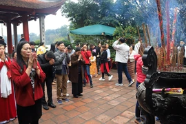 Tết Nguyên Đán, Hà Nội và miền Bắc mưa rét: Người dân vẫn tấp nập đi chùa cầu may