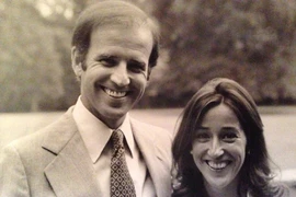 Bí ẩn "bóng hồng" sát cánh cùng ông Biden suốt 74 năm 