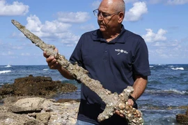 Phát hiện báu vật vô giá 900 năm tuổi khi đang lặn biển 