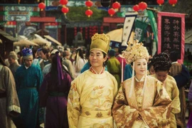 Vì sao hoàng đế Chu Hậu Chiếu có 100 quý tử nhưng không phải là con ruột