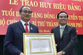 Ông Nguyễn Thiện Nhân nhận huy hiệu 40 năm tuổi Đảng