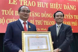 Ông Nguyễn Thiện Nhân nhận huy hiệu 40 năm tuổi Đảng