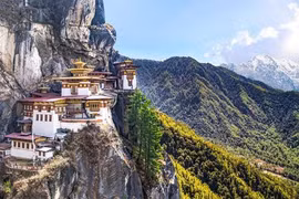 Kinh ngạc những “kỳ quan” huyền thoại nằm cheo veo trên vách đá