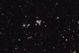 Chấn động hố đen siêu lớn đang ăn “ngấu nghiến” vật chất xung quanh