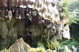 Bí ẩn giếng nước “quỷ ám” hóa đá mọi vật trong nháy mắt 