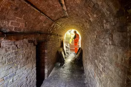 Bất ngờ phát hiện đường hầm bí mật 'bị bỏ quên' dưới nhà ga