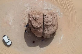 Bí ẩn vết trên khối đá sa thạch cổ ở Arab Saudi