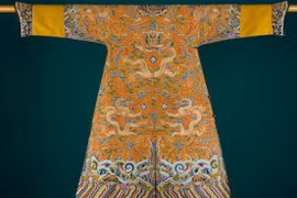 Vì sao thợ thủ công 3 năm mới may xong long bào cho hoàng đế? 