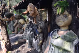 Lời đồn ám ảnh trên hòn đảo toàn búp bê quái dị