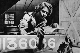 Hé lộ ảnh Nữ hoàng Anh làm thợ sửa xe những năm 1940