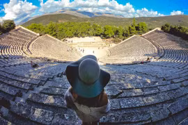 Nhà hát Hy Lạp cổ xây dựng trên đất từng thờ phụng thần nên có khả năng chữa bệnh?