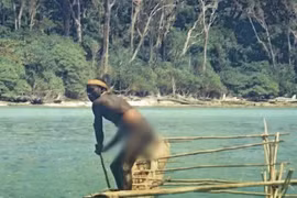 Sốc nặng cuộc sống ở các bộ tộc bí ẩn nhất Trái Đất