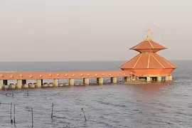 Ngạc nhiên ngôi đền cổ trên biển mỗi ngày “lúc chìm lúc nổi” 